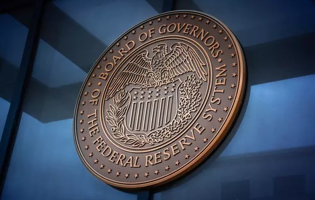 MERKEZ BANKASI FAİZ KARARI BEKLENİYOR
Yurt içinde ise gözler Türkiye Cumhuriyet Merkez Bankası’nın (TCMB) bugün saat 14.00’te açıklayacağı faiz kararına çevrildi. Mart ayında 500 baz puanlık faiz artışına giden TCMB, Nisan ve Mayıs aylarında politika faizini değiştirmemişti. Bugünkü toplantıda faizlerin yüzde 50'de sabit kalması bekleniyor. Karar metninde verilecek mesajlar da piyasaların dikkatle takip ettiği konular arasında yer alıyor.
