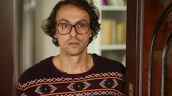 FLAŞ AYRILIK
Ancak dizinin ikinci sezonu için beklenmedik bir ayrılık haberi daha geldi. Gazeteci Birsen Altuntaş'ın haberine göre, genç kuşağın başarılı yönetmenlerinden Nezaket Coşkun, dizinin ikinci sezonunda yer almayacak. Coşkun’un yeni projeler için değerlendirmelere başladığı öğrenildi. Bu haber, dizinin hayranları arasında büyük bir merak ve endişe uyandırdı.
