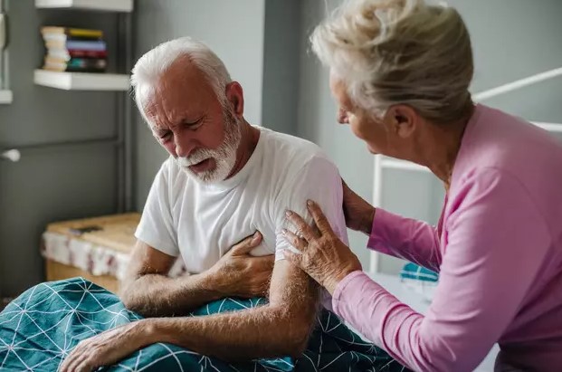 YALNIZLIK VE FELÇ İLİŞKİSİNİN ARAŞTIRILMASI
Bu araştırmanın sonuçları "eClinicalMedicine" dergisinde yayımlandı. Araştırmacılar, Michigan Üniversitesi Sosyal Araştırmalar Enstitüsü tarafından hazırlanan Sağlık ve Emeklilik Çalışması (HRS) verilerini kullanarak, 50 yaş ve üzeri 12 bin 161 kişiyi mercek altına aldı. Araştırmanın ilk etabında, bu kişilere yalnızlık düzeylerini ölçmeye yönelik sorular soruldu.

