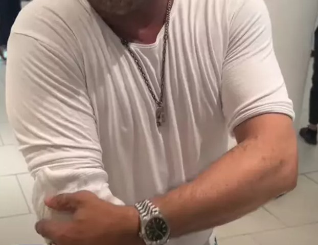'NAZAR DEĞİL, SAĞLIK PROBLEMİ'
Şu sıralar dizinin sezon finalinde olan Emre Altuğ, kolundaki sargıyla görüntülendi ve sağlık durumu hakkında açıklamalarda bulundu.
