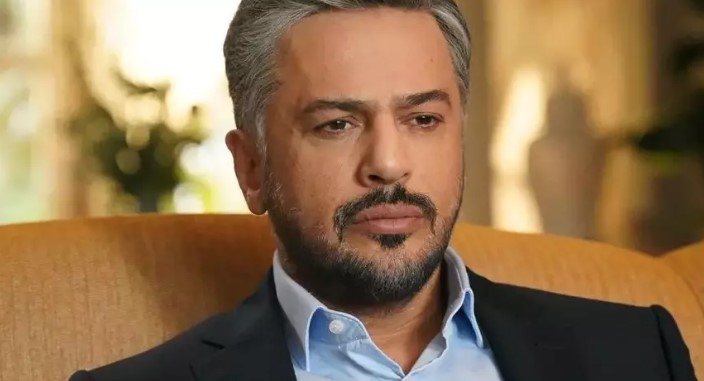 EMRE ALTUĞ KİMDİR?
Emre Altuğ, Türk pop müziğinin sevilen isimlerinden biridir. Hem müzik kariyeri hem de oyunculuk kariyeri ile tanınan Altuğ, birçok dizi ve filmde rol almıştır. Yalı Çapkını dizisindeki performansıyla da büyük bir izleyici kitlesine ulaşan sanatçı, son dönemde hem sahne performansları hem de televizyon projeleri ile gündeme gelmektedir.
