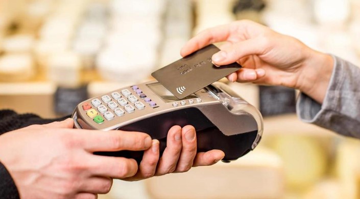 TEMASSIZ ÖDEME LİMİTİ YENİDEN BELİRLENDİ
BDDK, bankalara gönderdiği yeni talimatla temassız ödeme işlemlerinde şifresiz işlem limitini yükseltti. 1 Temmuz 2022 tarihinde 750 lira olarak belirlenen bu limit, 1 Temmuz 2024 itibarıyla 1500 liraya çıkarıldı. Bu değişiklik, kullanıcıların temassız ödeme yaparken daha geniş bir harcama yetkisine sahip olmalarını sağlayacak.
