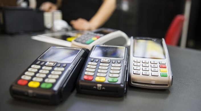 TEMASSIZ ÖDEMELERDE GÜVENLİK ÖNLEMLERİ
Temassız ödemeler, şifre gerektirmeden yapılabildiği için güvenlik konusundaki endişeleri de beraberinde getiriyor. Ancak, bankalar ve ödeme sistemleri, kullanıcıların güvenliğini sağlamak için çeşitli önlemler alıyor. Örneğin, belirli bir limitin üzerindeki işlemler için otomatik olarak şifre istenmesi veya şüpheli işlem tespit edildiğinde kullanıcının bilgilendirilmesi gibi yöntemler kullanılıyor.

