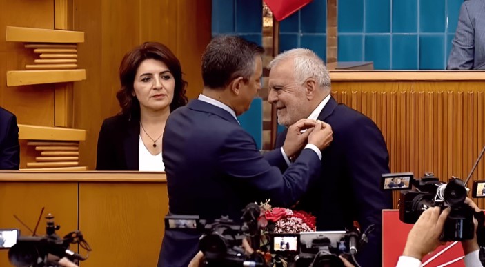 CHP'NİN YENİ STRATEJİSİ
CHP, Türkiye İttifakı olarak adlandırdığı yeni stratejiyle, farklı siyasi görüşlerden gelen isimleri bünyesine katmayı hedefliyor. Bu strateji, partinin geniş bir yelpazede temsil edilmesini sağlayarak, toplumun farklı kesimlerini bir araya getirmeyi amaçlıyor. Müslüm Doğan’ın katılımı, bu stratejinin ilk somut adımlarından biri olarak öne çıkıyor.
