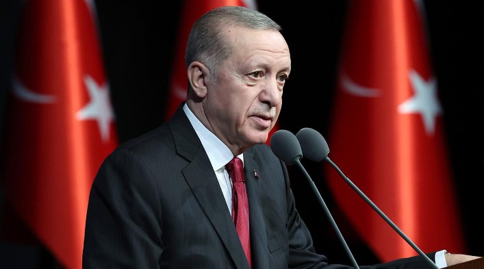 ERDOĞAN’DAN HIZLI ÇÖZÜM TALEBİ
Cumhurbaşkanı Erdoğan, başıboş sokak köpekleri sorununa ilişkin yapılan MYK toplantısında, konunun acilen ele alınması gerektiğini belirtti. Tarım ve Orman Bakanı İbrahim Yumaklı, sokak hayvanları ile ilgili güncel verileri paylaştı. AK Parti Meclis Grup Başkanı Abdullah Güler ise yapılan çalışmaların son durumunu anlattı. Erdoğan, ‘uyutma’ konusuna temkinli yaklaşırken, Güler 5199 sayılı kanunda bu uygulamanın zaten mevcut olduğunu ve sadece kamu güvenliği açısından kapsamın genişletileceğini belirtti.
