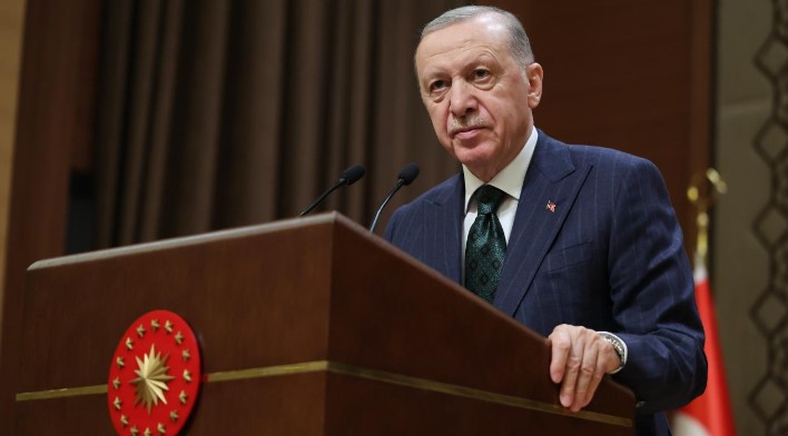 YEREL YÖNETİMLER VE BARINAKLARIN ROLÜ
Toplantıda, yerel yönetimlerin sokak hayvanları konusundaki rolleri ve barınakların kalitesinin artırılması konusu da gündeme geldi. Başıboş köpeklerin sadece barınaklara alınarak sorunun çözülemeyeceği, barınaklardaki imkân ve şartların da iyileştirilmesi gerektiği vurgulandı. Ayrıca, hazırlanan teklifin Meclis kapanmadan önce Meclis Başkanlığına sunulacağı belirtildi.
