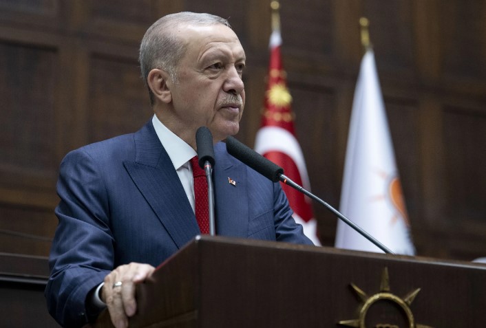 AK PARTİ’DEN İNSAN HAKLARI VE SİYASET BELGESİ
Cumhurbaşkanı Erdoğan, AK Parti’nin insan hakları konusundaki adımlarının detaylı bir şekilde anlatılması gerektiğini vurgulayarak, bir siyaset belgesi oluşturulması talimatını verdi. Bu belge, AK Parti’nin demokrasiye, milli iradeye ve darbelere karşı tutumunu anlatacak. İnsan Hakları Başkanlığı, siyaset bilimciler, sosyologlar, hukukçular, siyasetçiler ve STK’larla görüşerek bu belgenin sonbaharda açıklanması için çalışmalara başladı.
