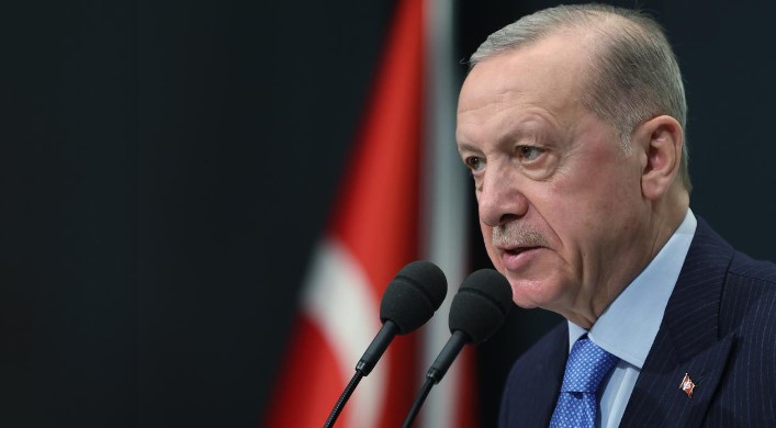 TEŞKİLATA EĞİTİM TALİMATI
Toplantıda, İnsan Hakları Başkanı Hasan Basri Yalçın da bir sunum gerçekleştirdi. Yalçın’ın hazırladığı raporu yedi kitap halinde düzenlediği ve bu kitapları önümüzdeki günlerde kamuoyuna açıklayacağı öğrenildi. Erdoğan, Yalçın’ın sunumu sonrası çalışmaları kamuoyuna duyurulmasını isteyerek, teşkilata da bu konuda eğitim verilmesi gerektiğini belirtti.
