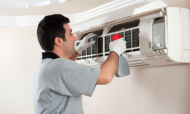 KLİMA BAKIMI YAPILMAZSA NE OLUR?
Yaz mevsiminde aşırı sıcaklıklar, ev ortamının sıcaklık ve nem oranını artırır. Bu durumlarda klimalar, serinletici etkisiyle tercih edilir. Ancak klimaların uzun süreli ve verimli kullanımı için düzenli bakımın yapılması şarttır. Klima bakımı zamanında yapılmadığında cihazdan beklenen verim alınamayabilir, enerji tasarrufu sağlanamayabilir ve klima yeterli derecede ısıtma veya soğutma yapamayabilir. Bu sebeplerden dolayı, klimaların genel bakımlarının aksatılmaması büyük önem taşır.
