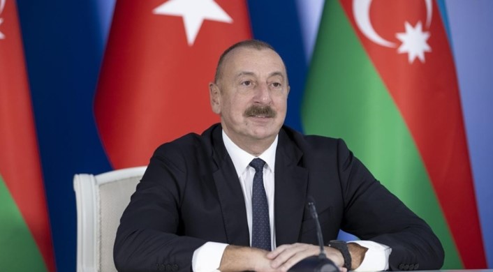 ALİYEV'İN SEÇİM ZAFERİ VE MECLİS YAPISI
Şubat ayında yapılan seçimlerde yüzde 92'nin üzerinde oy alarak yeniden Cumhurbaşkanı seçilen İlham Aliyev, Yeni Azerbaycan Partisi'nin (YAP) lideri olarak mecliste 125 sandalyenin 69'unu elinde bulunduruyor. Bu güçlü meclis çoğunluğu, Aliyev'in kararlarını uygulamada önemli bir avantaj sağlıyor. Ancak erken seçim kararı, bu çoğunluğun test edilmesine neden olacak.

