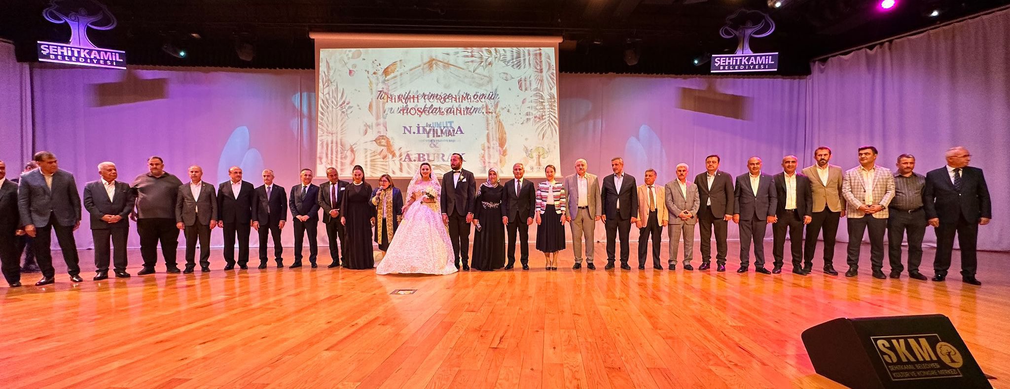 Genç çiftin evlilik cüzdanını Gaziantep Valisi Kemal Çeper takdim etti. Törenin ardından protokol üyeleri ve aileler, hatıra fotoğrafı çektirerek bu özel anı ölümsüzleştirdiler. Nikah töreni, şehrin önde gelen isimlerinin katılımıyla büyük bir coşku ve mutluluk içinde geçti.
