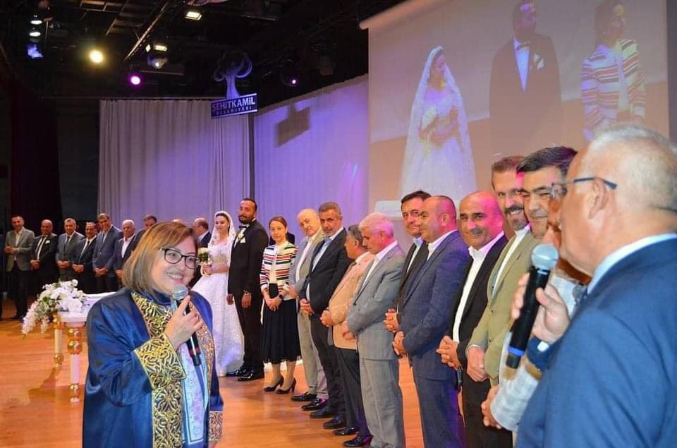 Törene katılan protokol üyeleri arasında AK Parti İl Başkanı Fatih Muhaddis Fedaioğlu, MHP İl Başkanı Mustafa Bozgeyik, Büyükşehir Belediyesi Genel Sekreteri Sezer Cihan, AK Parti eski milletvekili Mehmet Sarı ve Oğuzeli eski belediye başkanı Mehmet Sait Kılıç da vardı. 