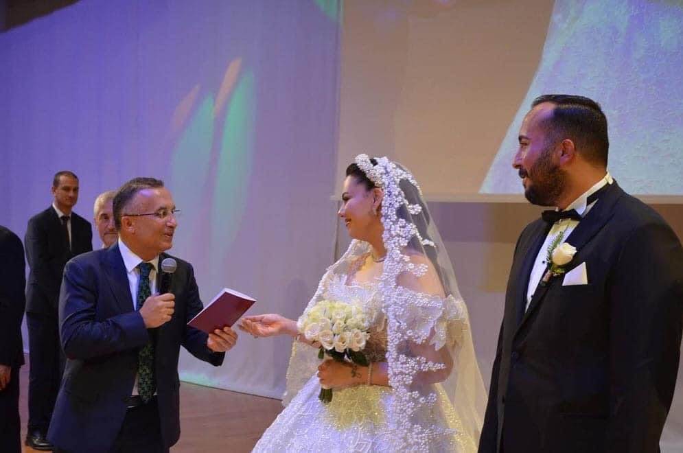 Nikah törenine katılanlar arasında Gaziantep Valisi Kemal Çeper, AK Parti milletvekilleri Derya Bakbak ve İrfan Çelikasnkan, MHP milletvekili Sermet Atay, Bölge İdare Mahkemesi Başkanı Yusuf Kaya, Şahinbey Belediye Başkanı Mehmet Tahmazoğlu, Oğuzeli Belediye Başkanı Bekir Öztekin, Araban Belediye Başkanı Mehmet Özdemir ve diğer önemli isimler yer aldı.