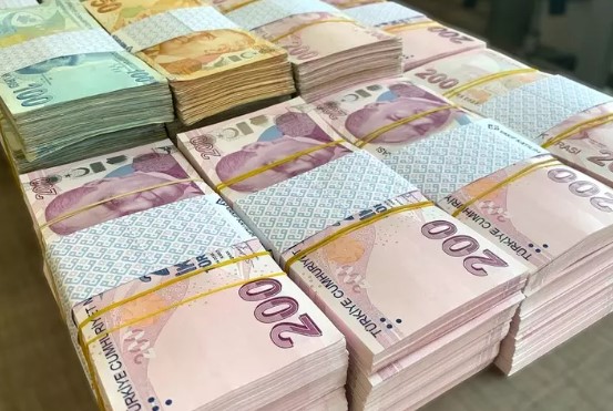 TARIMSAL DESTEKLERİN KAPSAMI
Bu kapsamda, çay budama tazminatından organik gübre desteğine kadar geniş bir yelpazede destekler sunuluyor. Çiftçilerin en çok yararlandığı destek kalemlerinden biri olan çay budama tazminatı, özellikle Karadeniz Bölgesi’ndeki çay üreticileri için büyük bir önem taşıyor. Katı organik organomineral gübre desteği ise, toprağın verimliliğini artırarak sürdürülebilir tarımı teşvik ediyor.
