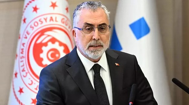 BAKAN IŞIKHAN'IN AÇIKLAMALARI VE REFAH PAYI
Bakan Vedat Işıkhan, AK Parti grup toplantısı öncesinde gazetecilerin sorularını yanıtladı. Işıkhan, refah payı artışıyla ilgili herhangi bir çalışma yürütmediklerini belirtti ve "Şu an gündemimizde yok. Zaten toplu sözleşme gereği yapılacak artışlar olacak. Refah payı ile ilgili şu an bir çalışmamız yok" dedi. Bu açıklama, refah payı bekleyen emekliler için hayal kırıklığı yarattı.
