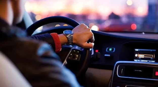 "ARAÇ ALMANIN TAM ZAMANI, FİYATLAR ÇOK UYGUN"
Motorlu Araç Satıcıları Federasyonu Başkanı Aydın Erkoç, araç alacak vatandaşlara piyasanın durgunluğundan faydalanmalarını tavsiye etti. İkinci el araç satışlarının tamamen durma noktasına geldiğini belirten Erkoç, "Bankaların faiz oranlarını yükselterek kredilendirmeleri düşürmesi nedeniyle ikinci el araç alma işi durağan hale geldi. Araç almanın tam zamanı, fiyatlar çok uygun" dedi.
