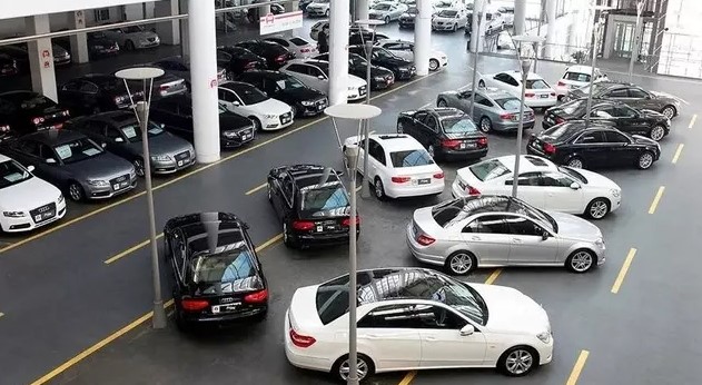 İKİNCİ EL SATIŞLARINDA YÜZDE 20 DÜŞÜŞ
Türkiye'de 2024 Mayıs ayında ikinci el otomobil satışları yüzde 20,62 oranında geriledi. TÜİK verilerine göre, 2023 yılının Mayıs ayında 741 bin 828 olan ikinci el otomobil satışı, 2024 yılının aynı ayında yüzde 20,62 düşüşle 588 bin 886 adet oldu. Tüm taşıtların toplam satışı da aynı dönemde 1 milyon 104 bin 572'den 920 bin 604'e düştü. Otobüs ve motosiklet satışlarında mayıs ayında artış görülürken, diğer tüm motorlu kara taşıtları satışlarında azalma yaşandı. Buna göre, 15 bin 468 minibüs, 4 bin 259 otobüs, 142 bin 796 kamyonet, 18 bin 607 kamyon, 120 bin 420 motosiklet, 1830 özel amaçlı taşıt ve 28 bin 338 traktör satıldı.
