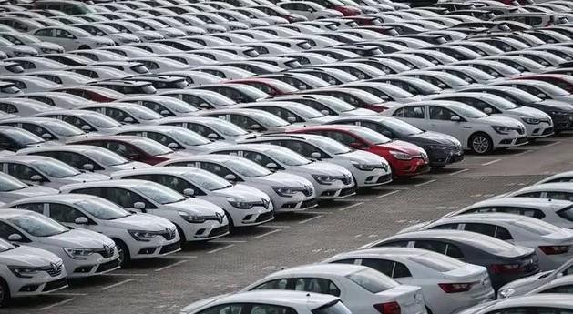 TİCARET BAKANLIĞI'NIN 6+6 FRENİ
Ticaret Bakanlığı'nın 6+6 uygulaması uzatıldı. Araçlarda fahiş fiyat ve stokçuluğun önüne geçilmesi amacıyla Ticaret Bakanlığı, sıfır araçların 6 bin kilometreyi geçmeden ve 6 ay dolmadan satılamayacağına dair bir sınır getirmişti. Bu uygulama 1 Ocak 2025'e kadar uzatıldı. Bakanlığın bu kararı da fiyat düşüşlerinde etkili oldu.
