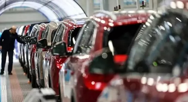 SATIŞLAR DURDU, FİYATLAR DÜŞTÜ
İkinci el araç satışlarında yaprak kıpırdamıyor. Oto galericilerine göre bu düşüşün farklı nedenleri var. Show Haber'e konuşan oto galeri sahibi Burak Maden, fiyatları düşürdüklerini ancak yine de talep olmadığını belirtti. Maden, "700 bin TL ve 900 bin TL fiyat bandındaki araçlar daha çok talep görüyor" dedi.
