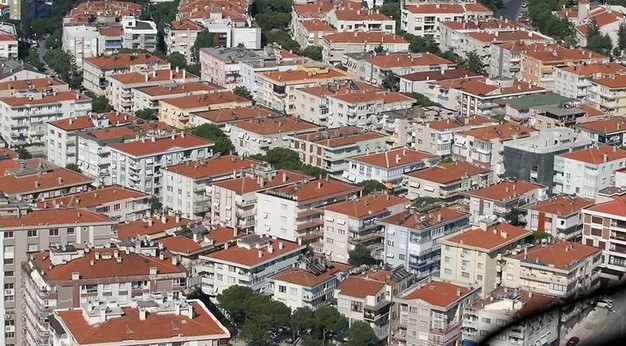 KİRA ARTIŞ SINIRI KALKIYOR
Hazine ve Maliye Bakanı Mehmet Şimşek’in açıklamaları doğrultusunda, %25 kira artış sınırının uzatılmayacağı kesinleşti. Bu düzenlemenin sona ermesiyle birlikte konut kiralarında artış oranı yeniden tüketici enflasyonuna (TÜFE) göre belirlenecek. Kira artış oranı, on iki aylık ortalama TÜFE verisine göre yapılacak ve bu oran üst sınır olarak kullanılacak.
