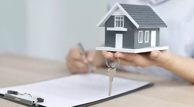 KİRACILARI BEKLEYEN YÜKSEK ARTIŞ ORANLARI
Mayıs ayı itibarıyla 12 aylık TÜFE ortalaması %62 seviyesini aşmış durumda. Bu hesapla yapılacak kira artışı, mevcut kira bedellerinde ciddi artışlara neden olacak. Örneğin, 20 bin lira kira ödeyen bir kiracı, yeni dönemde en az 12 bin lira zamla karşılaşabilir. Haziran enflasyonunun açıklanmasıyla birlikte, kiracıları en az yarı yarıya bir kira artışı bekliyor.
