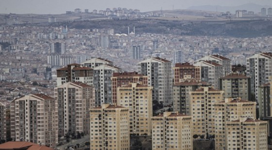 YENİ DÖNEMDE KİRACI VE EV SAHİBİ İLİŞKİLERİ
Kira artış sınırının kalkmasıyla birlikte, kiracı ve ev sahibi ilişkilerinde yeni bir döneme giriliyor. Kiracılar, enflasyon oranlarına bağlı olarak ciddi kira artışlarıyla karşı karşıya kalacak. Ev sahipleri ise artan maliyetler karşısında kira gelirlerini artırmak isteyecek. Bu durum, taraflar arasında anlaşmazlıklara yol açabilir ve hukuki süreçler gündeme gelebilir.
