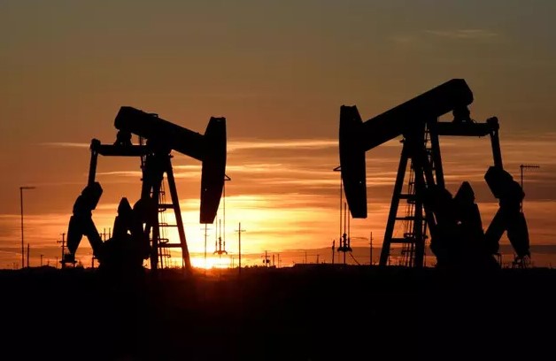 YENİ ÇALIŞMA SAATLERİ DÜZENLEMESİ
Petrol sektörü işçileri için getirilen bu yeni düzenleme, "Postalar Halinde İşçi Çalıştırılarak Yürütülen İşlerde Çalışmalara İlişkin Özel Usul ve Esaslar Hakkında Yönetmelikte Değişiklik Yapılmasına Dair Yönetmelik" başlığı altında Resmi Gazete'de yayımlandı. Bu değişiklikle, petrol araştırma, arama ve sondaj faaliyetleri kapsamında yürütülen işlerde çalışan işçiler için çalışma saatlerinde esneklik sağlanmış oldu. Buna göre, işçilerin yazılı onayının alınması şartıyla gece çalışmaları 7,5 saatin üzerine çıkarılabilecek.
