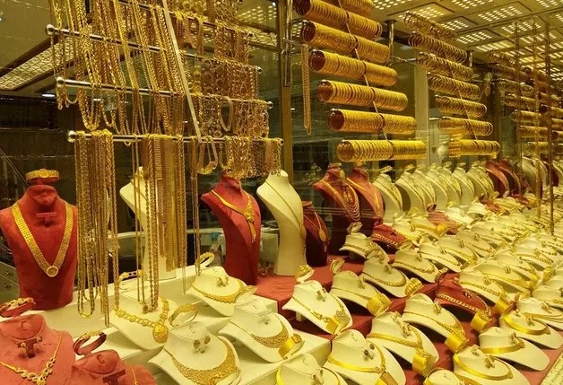 ALTIN FİYATLARINDA SON DURUM
Kapalıçarşı'da işlem gören 24 ayar gram altının satış fiyatı bu hafta yüzde 0,24 azalışla 2 bin 452 liraya, Cumhuriyet altınının satış fiyatı ise yüzde 0,67 düşüşle 16 bin 200 liraya geriledi. Geçen hafta sonu 4 bin 90 lira olan çeyrek altının satış fiyatı, 4 bin 66 liraya indi.
