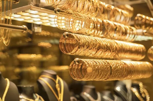 GRAM ALTIN İÇİN YENİ TAHMİNLER
Sektör temsilcisi Zekeriya Tonyalı, dünya ekonomik dengeleri nedeniyle bu yıl büyük bir değişim beklemediklerini ifade etti. Tonyalı, "Yurt dışından gelecek olan vatandaşlarımız düğünlerde takı takmak için ellerinden geleni yapacaklar ama tam anlamıyla henüz tatil başlamadı. Temmuz'un 15'inden sonra bir şeyler olmasını bekliyoruz" dedi. Tonyalı, ayrıca Trabzon hasır bileziği, Trabzon burması ve Reşat beşliğinin yöre halkı tarafından en çok tercih edilen takılar arasında olduğunu söyledi.
