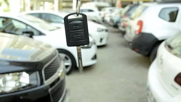 OTOMOTİV SEKTÖRÜNDE HAREKETLİLİK DEVAM EDİYOR
Otomotiv sektörü, 9 günlük bayram tatiline rağmen haziran ayında yoğun bir dönem geçirdi. Çin menşeli otomobillere yönelik yüzde 40'lık ek gümrük vergisi düzenlemesi ve Avrupa’nın yeni Genel Güvenlik Yönetmeliği (GSR) II standartlarının temmuz ayında yürürlüğe girecek olması, piyasadaki hareketliliği artırdı. Bu gelişmeler, hem sıfır kilometre hem de ikinci el araç satışlarını olumlu etkiledi.
