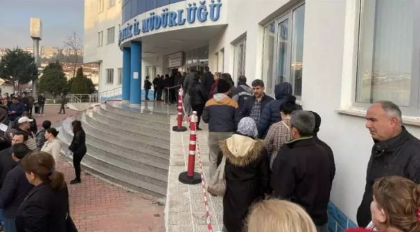 TCDD’DE YÜZDE 20 EMEKLİ İNDİRİMİ
Türkiye Cumhuriyeti Devlet Demiryolları (TCDD), emeklilere yıl boyunca ana hat trenlerinde yüzde 10 indirim uyguluyor. Ulaştırma ve Altyapı Bakanı Abdulkadir Uraloğlu, TCDD Taşımacılık A.Ş. Genel Müdürlüğü tarafından 1 Nisan’dan itibaren yüksek hızlı trenler (YHT), ana hat ve bölgesel trenlerde uygulanmaya başlanan bu kampanyadan bugüne kadar 62 bin emeklinin faydalandığını açıkladı. Bakan Uraloğlu, "Emeklilerimiz seyahatlerinde genellikle yüksek hızlı trenleri tercih ediyor. Nisan ayından bu yana YHT ile 37 bin 500, ana hat trenleri ile 10 bin 321 ve bölgesel trenlerle ise 14 bin 240 emeklimiz yolculuk yaptı" dedi.
