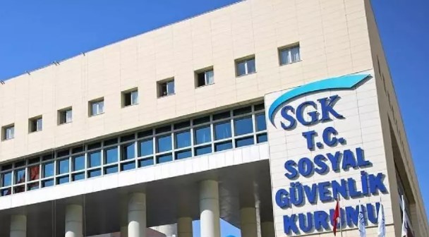ÖĞRETMENEVLERİNDE YÜZDE 15 İNDİRİM
Sosyal Güvenlik Kurumu'ndan aylık alan emekliler, kamu kurum ve kuruluşlarına ait misafirhane, öğretmenevi ve diğer sosyal tesislerde yüzde 15 indirimli olarak konaklayabiliyor. Bu indirim, emeklilerin sosyal yaşamlarını daha ekonomik bir şekilde sürdürebilmelerine katkı sağlıyor.
