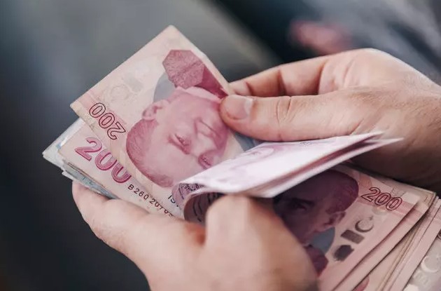 HAZİRAN ENFLASYON VERİLERİ BELİRLEYİCİ OLACAK
2024'ün ilk yarısı geride kalırken, 6 ayda bir zam alan memur ve emekliler için 3 Temmuz kritik bir tarih. Bu tarihte açıklanacak enflasyon verileri, yılın ikinci yarısında alınacak maaşları belirleyecek. Sosyal Güvenlik Başuzmanı İsa Karakaş, TRT Haber’e yaptığı açıklamada, beklenen zam oranlarını duyurdu.
