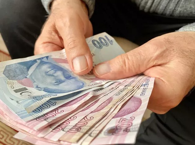 SSK ve Bağkur emeklilerinin maaş zamlarında ise Tüketici Fiyat Endeksi (TÜFE) etkili. 5 aylık verilere göre SSK ve Bağkur emeklilerinin maaşlarında yüzde 22,72 oranında bir artış belirlendi. Haziran ayı enflasyonu ile bu oran güncellenecek.
