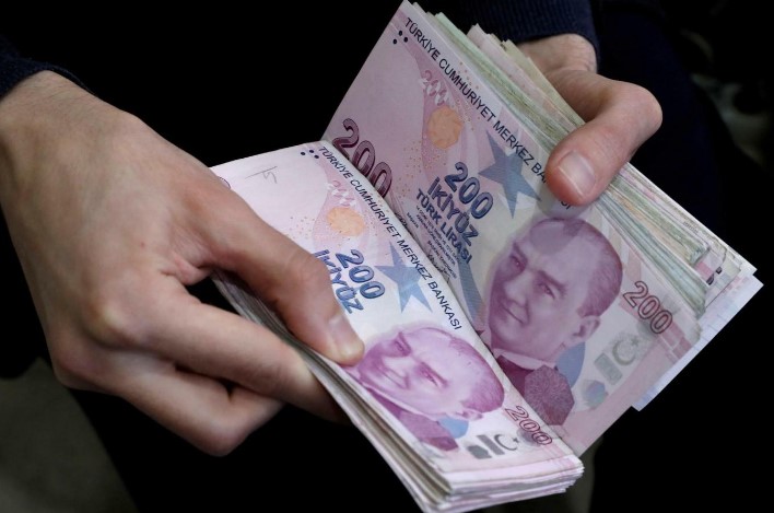 BEŞ AYLIK VERİLER AÇIKLANDI
Memur ve emeklilerinin maaşları, toplu sözleşme ve enflasyon verilerine göre belirleniyor. Mayıs ayında aylık enflasyon yüzde 3,37 olarak açıklandı. Böylece memur ve emeklilerinin 5 aylık enflasyona göre zam oranı netleşti. Buna göre, memur ve emeklisinin maaşında yüzde 17,38’lik bir artış kesinleşti. Ancak, Türkiye İstatistik Kurumu’nun 3 Temmuz’da açıklayacağı Haziran ayı verileri de bu orana eklenecek.
