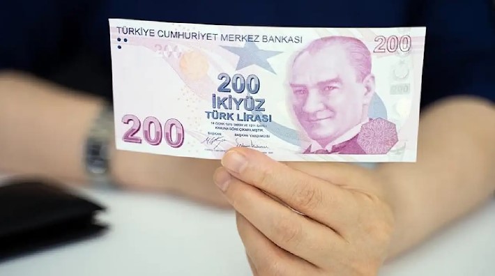 BEKLENTİLER VE TAHMİNLER
Sosyal Güvenlik Başuzmanı İsa Karakaş, memur ve emeklilerin Temmuz ayında alacakları maaş zamlarıyla ilgili değerlendirmelerde bulundu. Karakaş, "Memur ve memur emeklilerinin maaş artışları, toplu sözleşme ve enflasyon farkı göz önünde bulundurulduğunda, Haziran enflasyon verisinin eklenmesiyle birlikte yüzde 20 ila 21 arasında olması beklenmektedir," dedi. Ayrıca, SSK ve Bağkur emeklileri için ise 6 aylık enflasyon beklentisi ve Merkez Bankası’nın beklenti anketleri göz önünde bulundurulduğunda, bu oran yüzde 25 ila 26 civarında tahmin edilmektedir.
