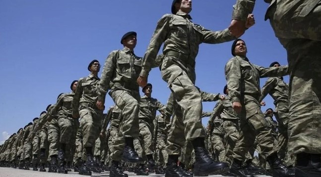 BEDELLİ ASKERLİK ÜCRETİ NASIL HESAPLANIYOR?
Bedelli askerlik ücreti, memur maaş katsayısına sabitlenmiş durumda. Bu nedenle, memur maaşlarına yapılan zamlar doğrudan bedelli askerlik ücretine yansıyor. 2024 yılı başında yüzde 49,25'lik bir artışla bedelli askerlik ücreti 182 bin 608 liraya yükselmişti. Şimdi ise Temmuz ayında açıklanacak yeni enflasyon verileriyle birlikte bedelli askerlik ücretinde yeni bir artış bekleniyor.
