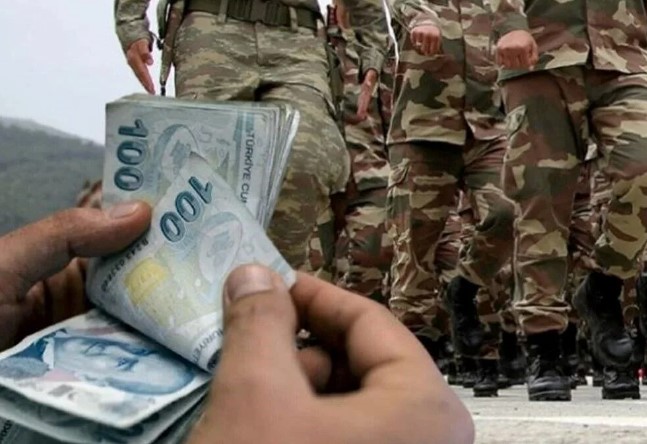ŞU ANKİ BEDELLİ ASKERLİK ÜCRETİ
2024 yılının başında yapılan düzenleme ile bedelli askerlik ücreti 122 bin 351 liradan 182 bin 608 liraya yükselmişti. Bu artış, memur maaşlarına yapılan zam ve enflasyon farkına dayanıyordu. Şimdi ise yeni bir zam bekleniyor ve bedelli askerlik yapmak isteyenler için bu rakam daha da yükselecek.
