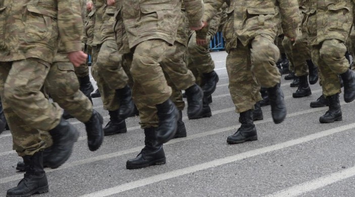 BEDELLİ ASKERLİK ÜCRETİ NE KADAR OLACAK?
3 Temmuz tarihinde açıklanacak Haziran enflasyon verileri ile birlikte, 6 aylık enflasyon farkı da ortaya çıkacak. Bu fark, memur maaş katsayısına eklenecek ve yeni bedelli askerlik ücreti belirlenecek. Uzmanlar, bedelli askerlik ücretinin Temmuz ayında enflasyon oranında artmasıyla birlikte yaklaşık 219 bin liraya yükselmesini bekliyor.
