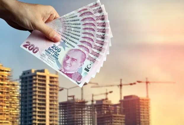 KİRA ZAMLARINDA YENİ DÖNEM BAŞLIYOR
Kira zam sınırının sona ermesiyle birlikte, kiralarda yeniden tüketici enflasyonu (TÜFE) belirleyici olacak. Kira artış oranı, on iki aylık ortalama enflasyona göre hesaplanacak. Bu çerçevede ev sahipleri ve kiracılar, zam belirleme döneminde 12 aylık ortalama enflasyonu dikkate alacaklar.
