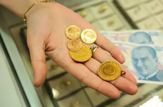 ABD TARIM DIŞI İSTİHDAM VERİSİ BEKLENİYOR
Yapı Kredi analistleri, Cuma günü açıklanacak ABD tarım dışı istihdam verisinin önemine dikkat çekti. Analistlere göre, geçen hafta açıklanan ABD kişisel tüketim harcamaları endeksi beklentilere paralel olarak hafif gevşedi. Kişisel gelirlerde artış görülürken, kişisel harcamalarda düşüş yaşandı. Bu karışık sinyaller, Fed’in faiz politikası beklentilerinde önemli bir değişiklik yaratmadı. 
