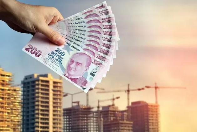 GAYRİMENKUL DÜZENLEMELERİ
Ekonomi Gazetesi’nde yer alan habere göre, yeni vergi düzenlemeleri sadece şirketleri değil, vatandaşları da yakından ilgilendiriyor. Gayrimenkul ile ilgili birçok önerinin teklifte yer almadığı gözlendi. Örneğin, gayrimenkullerin 5 yıl elde bulundurulmasıyla ilgili düzenleme teklife dahil edilmedi. Ayrıca, konut kira istisnasının kaldırılmasına ilişkin düzenleme de teklifte yer bulmadı. Tapuda gerçek bedel uygulamasına geçiş önerisi de teklifte yer almayan düzenlemeler arasında.
