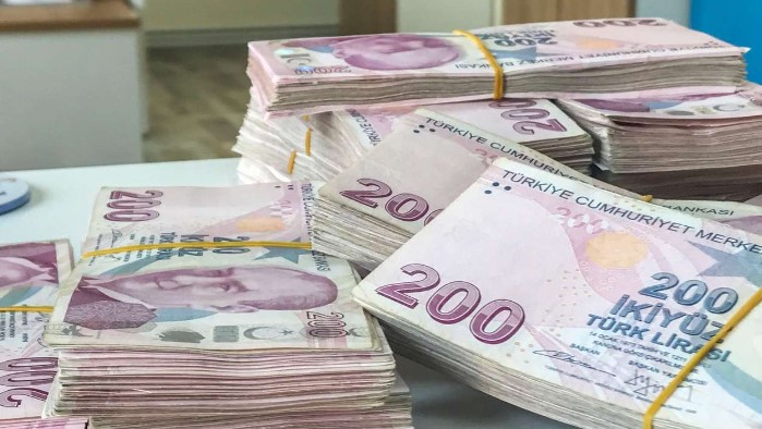 ÖZEL USULSÜZLÜK CEZALARI
Fatura düzenlemeyenlere 1. tespitte asgari 30 bin TL olmak üzere faturaya yazılması gereken meblağın yüzde 30’u oranında özel usulsüzlük cezası uygulanacak. Bir yıl içinde kesilecek cezaların toplamı 10 milyon TL’yi geçemeyecek. Vergi Usul Kanunu’ndaki belgeler yerine başka belge düzenleyenlere de asgari 20 bin TL olmak üzere fatura tutarının yüzde 20’si oranında özel usulsüzlük cezası kesilecek. Bir yıl içinde bu şekilde kesilecek cezaların toplamı 10 milyon TL’yi aşamayacak. Ödemelerde banka ve finans kurumu zorunluluğuna uymayanlara ise 25 bin TL’den az olmamak üzere ödeme tutarının yüzde 10’u oranında özel usulsüzlük cezası verilecek.