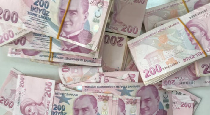POS CİHAZI VE IBAN KULLANIMINDA CEZALAR
Kayıt dışı faaliyet gösterenlere yönelik artırımlı cezalar uygulanacak. Verginin 1 katı olarak kesilecek cezalar, 1,5 kat; verginin 3 katı olarak kesilen cezalar ise 4,5 kat olarak uygulanacak. Başkasına ait POS cihazını kullanmak her bir tespit için bilanço esasına göre defter tutanlara 90 bin, işletme hesabında defter tutanlara ise 45 bin TL ceza getirecek. Ayrıca, başkasının IBAN’ını kullanan ve kullandırana asgari 30 bin TL, azami 20 milyon TL olmak üzere işleme konu tutarın yüzde 10’u oranında özel usulsüzlük cezası kesilecek.
