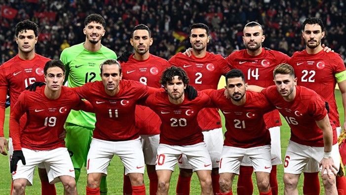 GÜVENLİK ÖNLEMLERİ ÜST SEVİYEDE
Alman polisi, milli takımımızın konakladığı otelin çevresinde güvenlik önlemlerini üst seviyeye çıkardı. Maç öncesinde ve sonrasında herhangi bir olumsuzluk yaşanmaması adına otel çevresinde polis devriyeleri arttırıldı. Ayrıca, stadyum çevresinde de geniş çaplı güvenlik önlemleri alındı.
