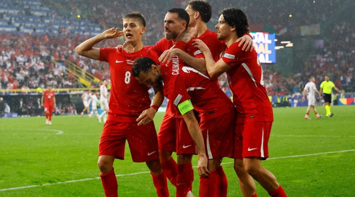 MİLLİ TAKIMIMIZ HAZIR
A Milli Futbol Takımımız, EURO 2024 son 16 turunda Avusturya ile oynayacağı maç için tüm hazırlıklarını tamamladı. Teknik direktör ve futbolcular, maç öncesinde oldukça motive ve hazır görünüyorlar. Bu kritik karşılaşmadan galibiyetle ayrılarak çeyrek finale yükselmek, milli takımımızın en büyük hedefi.
