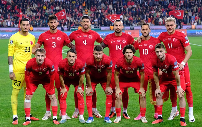 TARAFTARLARA ÇAĞRI
Maç öncesinde ve sonrasında herhangi bir olumsuzluk yaşanmaması adına, Türk taraftarlara sakin ve düzenli olmaları yönünde çağrıda bulunuldu. Taraftarların, stadyuma giriş ve çıkış sırasında güvenlik görevlilerinin talimatlarına uymaları, maçı sorunsuz bir şekilde izleyebilmeleri için büyük önem taşıyor.
