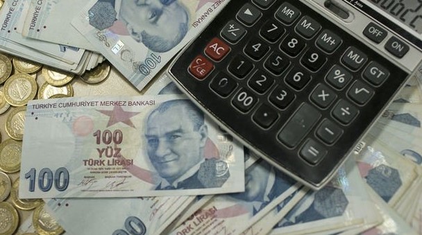 YENİ NESİLLER İÇİN SİGARA YASAĞI
Yeni yasama döneminde ele alınacak taslak metin, halk sağlığını koruma amacıyla Sağlık Bakanlığı'na sunulacak. Önerilen düzenlemeler arasında, belirli bir tarihten sonra doğan nesillere sigara satışının tamamen yasaklanması bulunuyor. Bu şekilde, özellikle sigaraya başlama yaşı olarak öne çıkan 15 yaş ve altı bireylerin korunması hedefleniyor.
