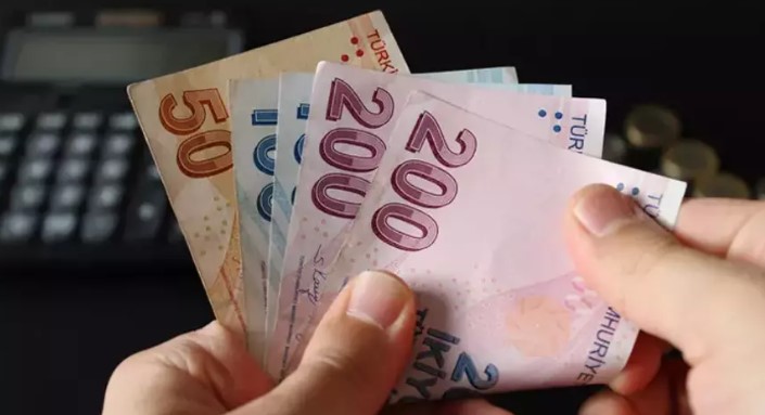 İNGİLTERE VE İSPANYA MODELLERİ İNCELENİYOR
Ticaret Bakanlığı, tütün ve alkol piyasasını düzenleyen kanunda değişiklik yapmayı planlıyor. Bu kapsamda, tütün şirketlerinin sigara izmaritlerini temizlemek için çöp veya kirletme bedeli vergisi ödemesi önerilecek. AK Parti kurmayları, dünya örneklerini de inceleyerek, İngiltere ve İspanya modellerini Türkiye'ye uyarlamayı hedefliyor. İngiltere'de 2009 sonrası doğan kuşaklara sigara satışını yasaklayan model ve İspanya'da tütün endüstrisinden alınan "sigara izmariti" vergisi dikkate alınan örnekler arasında.
