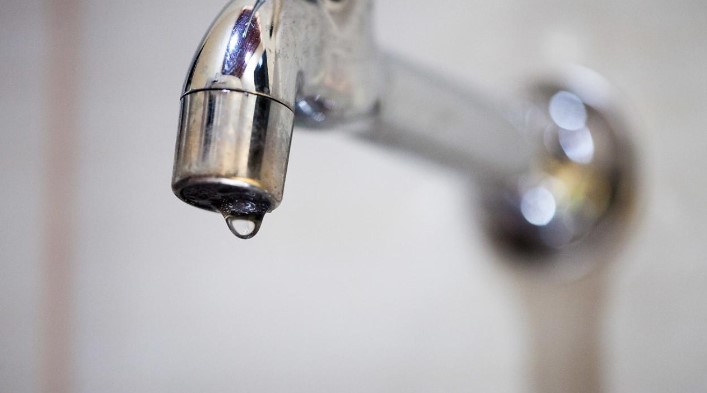 ELEKTRİK ZAMMI DA FİYATLARI ETKİLİYOR
Elektrik zamları, su ve atık su hizmetlerinin maliyetlerine doğrudan yansıyor. Enerji Piyasası Düzenleme Kurumu'nun yaptığı yüzde 38'lik elektrik zammı, su ve atık su hizmetlerinde kullanılan enerjinin maliyetini artırdı. Bu durum da su fiyatlarına yansıtılmak zorunda kaldı.
